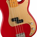 Červená elektrická basová kytara s jasným lakem. Nástroj má světlý dřevěný hmatník a dopisující pickguard v barvě přírodného dřeva. Na korpusu jsou d…