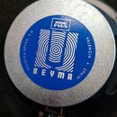 Fotografie zachycuje zadní část reproduktoru s kovovým magnetem. Na modrém štítku je bílý nápis BEYMA, logo tvořené koncentrickými kruhy a texty ACUS…