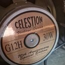 Fotografie zachycuje zadní stranu reproduktoru s kulatým štítkem. Na štítku je uveden nápis CELESTION Vintage Series, model G12H a výkon 30W. Dole je…