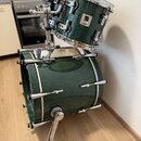 Tmavě zelená bicí souprava s mramorovaným povrchem. Na tomu a tomu je vidět logo „SONOR“. Souprava obsahuje basový buben, dva tom-tomy a chromovaný d…
