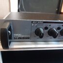Stříbrný rackový procesor s černými ovládacími knoflíky. Na předním panelu jsou nápisy m300, dual engine processor a t.c. electronic. Viditelný je ná…