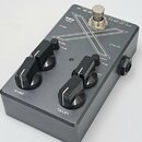 Šedý kytarový efekt s kovovým šasi a čtyřmi černými oválnými ovladači. Na horní straně je bílý nápis MICRO TUBE X, logo DARKGLASS ELECTRONICS a velký…