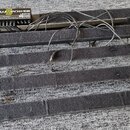 Černý kovový pedalboard s vložkami z šedého plsti. V horní části je umístěn napájecí zdroj s nápisem PEDAL POWER LITE. Vedle zdroje jsou rozházené če…