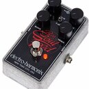 Kytarový efekt v šedém kovovém šasi s černým ovládacím panelem. Na panelu je červený nápis Bass Soul Food a bílý nápis electro-harmonix NEW YORK CITY…