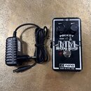 Černý kytarový efekt pedál s bílým nápisem POCKET, SCOOP (HI, OFF) a logem MM METAL MUFF. Ve spodní části je logo nano a nápis MADE IN NYC, USA. Vedl…