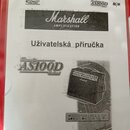 Fotografie zobrazuje titulní stránku uživatelské příručky v plastové obálce. Je na ní vidět logo Marshall AMPLIFICATION a název modelu Acoustic AS100…