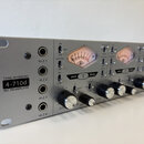 Stříbrný rackový mikrofonní předzesilovač s nápisem TONE-BLENDING 4-710d MIC PREAMPLIFIER. Zařízení obsahuje čtyři vstupy HI-Z 1 až HI-Z 4, VU metr s…