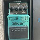 Zelený kytarový efekt BOSS Slicer SL-2 v originální krabici. Na horní části jsou čtyři černé ovládací knoflíky s popisky BALANCE, ATTACK, VARIATION a…