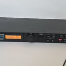 Černý rackový modul s nápisem ALESIS D4 a textem HIGH SAMPLE RATE 10 kHz SAMPLE STEREO SAMPLES. Uprostřed se nachází oranžový displej s nápisem DRUMS…