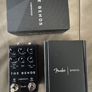 Černý efekt pedál s nápisy THE BENDS a COMPRESSOR. Na zařízení jsou čtyři ovládací knoflíky s popisky LEVEL, BLEND, RELEASE a TONE, vstup INPUT a pře…
