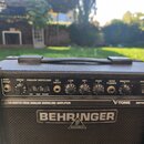 Černý kytarový kombo zesilovač s texturovaným povrchem. Na předním panelu jsou nápisy BEHRINGER, V-TONE a GM108, dále text 15-WATTS TRUE ANALOG MODEL…