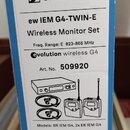 Modrá krabice s bílým štítkem, na kterém je uveden nápis SENNHEISER a model ew IEM G4-TWIN-E Wireless Monitor Set. Štítek obsahuje další text: Freq.…