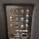 Zadávací panel aktivního reproduktoru s černým povrchem. Panel obsahuje vstupy a výstupy označené jako MIC, LINE IN a LINE OUT, tři regulační knoflík…
