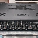 Černý kytarový zesilovač s nápisy Laney a IRONHEART. Přední panel obsahuje řadu ovládacích knoflíků, přepínačů a vstup INPUT s označením 15W a <1W. N…