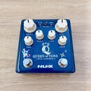 Modrý efekt pedál s bílými ovládacími knoflíky. Na povrchu jsou nápisy OUTPUT, TREBLE, TONE, LEVEL, GAIN a DRIVE, v horní části přepínač s označením…