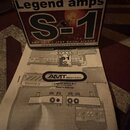Fotografie zobrazuje krabici a uživatelský manuál k kytarové předzesilovači. Na krabici je nápis Legend amps S-1 a text AMT LA S-1 JFET Guitar preamp…