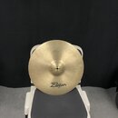 Zlatý kovový činel typu crash s viditelným broušením povrchu. Na spodní části je černý nápis „Avid Zildjian“ a v horní části menší text „THIN CRASH“.…