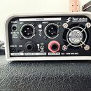 Zadní strana stříbrného zařízení s nápisem Two notes AUDIO ENGINEERING. Jsou zde vidět konektory POWER (12VDC 200mA), MIDI IN, USB a SPEAKER OUT, dál…
