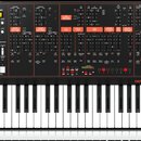 Černý syntetizátor s klaviatura a ovládacím panelem plným knoflíků, přepínačů a popisků. V pravém horním rohu je logo Behringer a vpravo nad klaviatu…