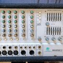Kompaktní mixážní pult v černém přepravním pouzdře s nápisem PORTABLE POWERED MIXER. Na spodní liště je viditelné logo SoundKing a označení modelu SK…