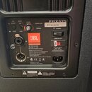 Zadávací panel černého aktivního reproduktoru s označením PRX525. Na panelu je bílé pole se sériovým číslem P0746-20302, logo JBL PROFESSIONAL a text…