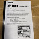 Fotografie znázorňuje titulní stranu uživatelského manuálu v češtině. V horní části je uvedeno logo BOSS a modelové označení DR-880 Dr. Rhythm. V dol…