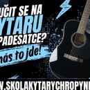 Reklamní grafika s černým pozadím, modrými blesky a textem „NAUČIT SE NA KYTARU PO PADESATCE? U nás to jde!“. V pravé části je zobrazena černá akusti…