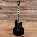 Černá elektrická kytara s dvojsekundovým korpusem a bílým lemováním. Na hlavě hmatníku je nápis Epiphone a logo v podobě trojúhelníku. Na spodní část…