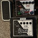 Fotografie zobrazuje efekt pedál analogového delay s nápisy DELUXE MEMORY BOY, analog delay a electro-harmonix MADE IN NYC, USA. Pedál je bílý s červ…