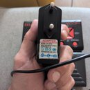 Černý napájecí adaptér s vidlicí. Na bílé nálepce je text: ADAPTER, MODEL: CS-0910, INPUT: 100-240V AC 50/60Hz, OUTPUT: 9V⎓1A, FOR INDOOR USE ONLY a…