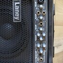 Černý kytarový kombo zesilovač značky Laney. Na přední straně je ovládací panel s nápisem AUDIONY FREESTYLE, několika regulačními knoflíky a vstupy p…