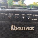Černý kytarový kombo zesilovač značky Ibanez. Na ovládacím panelu jsou nápisy INPUT, DIST., GAIN, BASS, TREBLE, VOLUME, AUX IN, HEAD PHONES a POWER s…