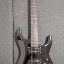 Černá elektrická kytara s lesklým povrchem a šesti strunami. Na hlavě hmatníku je bílý nápis LTD. Nástroj má dva humbuckery, jeden ovládací knoflík a…
