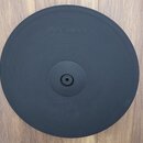 Černý kulatý vinyl s koncentrickými drážkami. V horní části je vlisovaný nápis "Technics". Uprostřed se nachází standardní otvor pro osu gramofonu. P…