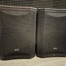 Dva černé reproduktory s kovovými ochrannými mřížkami. Na spodní části obou reproduktorů je umístěno logo s nápisem PreSonus. Povrch je v dobrém stav…