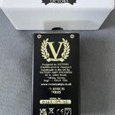 Zadní strana černého efektpedálu s kovovým šasi. Na spodní straně je zlaté logo VICTORY a text: „Designed by VICTORY Amplification & ThorpyFX Handmad…