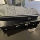 Dvě černé kovové jednotky pedálu. Horní část má žebrovaný povrch s nápisem „optical control“ a logem. Spodní jednotka obsahuje konektory s popisky „9…