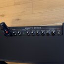 Černý kytarový kombozesilovač s nápisem MIGHTY SPACE. Na horním ovládacím panelu jsou knoflíky s popisky GAIN, VOLUME, CHANNEL, BASS, MIDDLE, TREBLE,…
