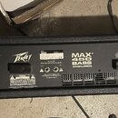 Zadní strana basového zesilovače v černém texturovaném pouzdře. Na černé ovládací ploše jsou nápisy Peavey, MAX 450 BASS AMPLIFIER a štítek s textem…