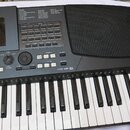 Černý digitální klavír značky KURZWEIL. Nástroj má v horní části displej, ovládací tlačítka a pravostranný reproduktor s černou textilní mřížkou. Na…