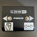 Černý kovový pedál s dvěma stříbrnými spínači. Na horní části je bílé logo LINE 6 a pod ním nápis FBV2. V dolní části jsou dvě bílá grafická znamení:…