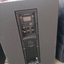 Černý aktivní subwoofer s texturovaným povrchem. Na zadním panelu je nápis SUB 15-AX, logo RCF a ovládací sekce s displejem a konektory. V dolní část…