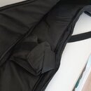 Černý poloměký pouzdro na hudební nástroj z textilního materiálu. Uvnitř je vidět připevněná černá kapsa s suchým zipem. Na vnější straně pouzdra je…