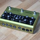 Zlatý efekt pedál s nápisy strymon. a VOLANTE. Na horní straně jsou tři stomečovací spínače s popisky TAP, FAVORITE a reverbu ON. Přední panel obsahu…