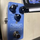 Modrý efekt pedál s nápisy Drum&Loop a logem HOOK. Zařízení má tři černé otočné ovladače s popisky LOOP LEVEL, DRUM LEVEL a STYLE, dále tlačítko Smar…