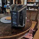 Černý plastový aktivní reproduktor s integrovanou rukojetí. Na zadním panelu je bílý nápis „Vtone ALPHA 8“ a ikony „USB“, „AUX“, „HD“. Jsou vidět ovl…