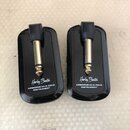 Dvě černé bezdrátové vysílače/přijímače s kovovými konektory. Na obou je bílý nápis „Harley Benton“ a pod ním text „AIRBORNE WI-2.4GHZ INSTRUMENT“. P…