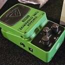 Zelený kytarový efekt s černým ovládacím panelem a černým spínacím pedálem. Na horní části je nápis VINTAGE TUBE OVERDRIVE TO800 a na pedálu logo tec…