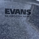 Detail průhledné bubnové skins. Na povrchu je černý nápis EVANS a pod ním text GENERA RESO s malým čtvercovým symbolem. Povrch vykazuje drobné škrába…