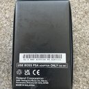 Zadní strana černé papírové krabice. Na bílém štítku je uveden text SL-2 EXP 425011A 99 Z2P7102 a nápis USE BOSS PSA ADAPTOR ONLY (DC 9V). Dole jsou…